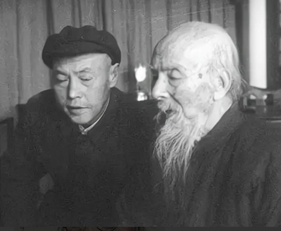 1926年，齐白石在北京购置了一四合院，想要找一个看门人。一个晚清老太监主动上门