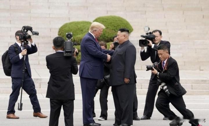韩国统一部长郑东泳24日表示，特朗普与金正恩下周会面的可能性“相当大”。

目前
