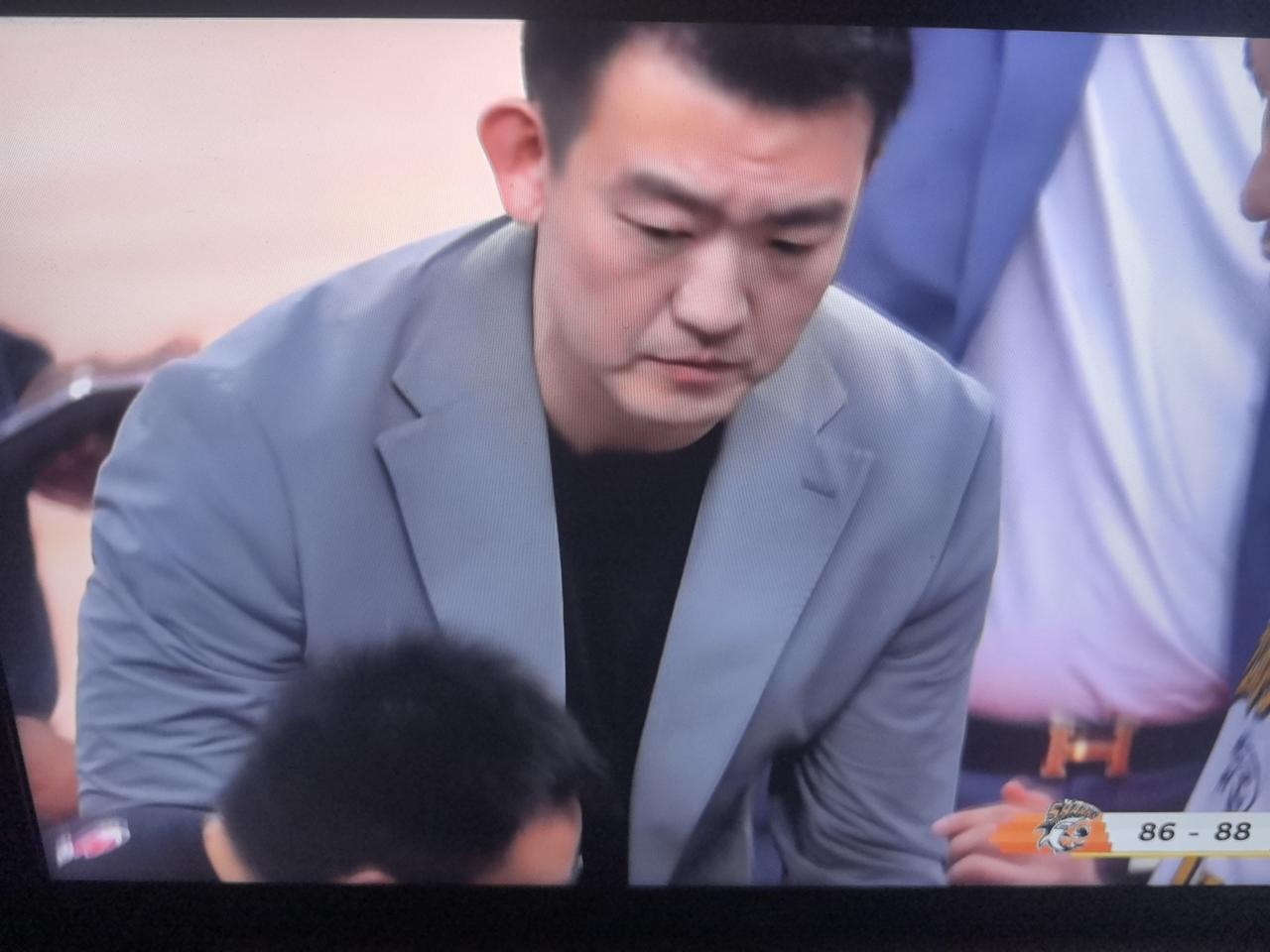 一场惨败让广厦暴露了几大老底！
原本指望回到主场后广厦能够扳回一局，给卫冕冠军正