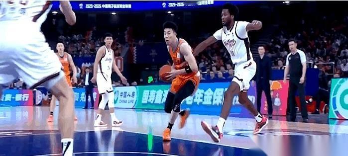 年度最痛的一球，不是对手给的，是自己队友的一肘子。
真的，就刚刚，上海队打浙江。