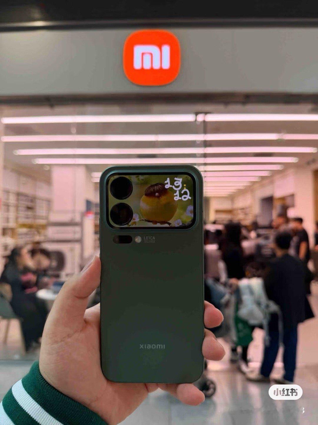 小米17的背屏真的太有标志性了比iphone17好看太多了，在路上见到真的感觉不