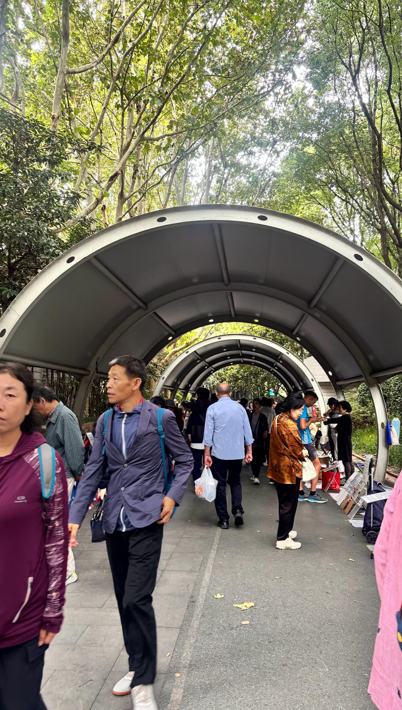 上海人民公园相亲角的魔力还有阿姨上来问我小姑娘找不找对象啦哈哈哈 ​​​