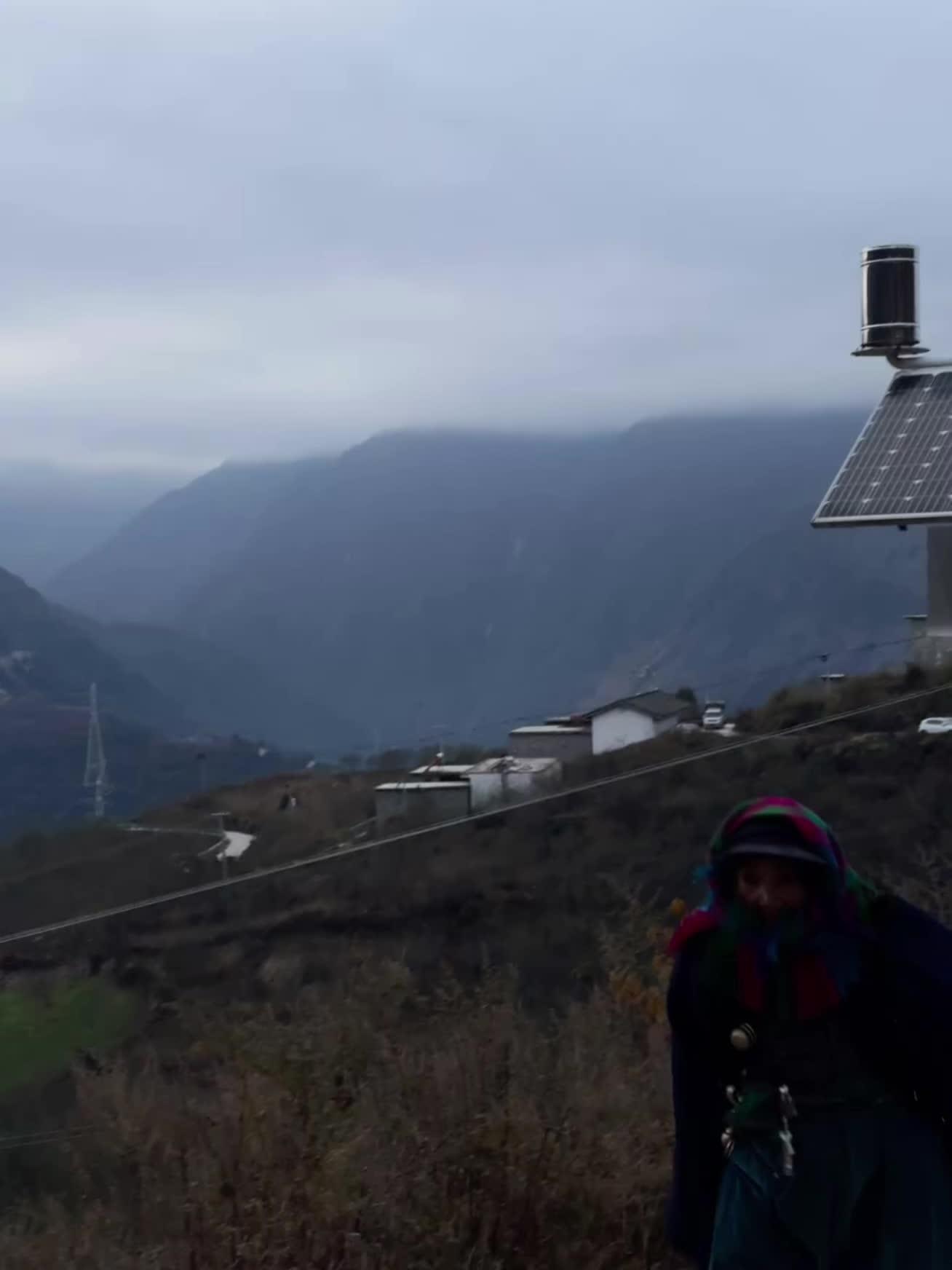 生于火塘边，葬于火堆上