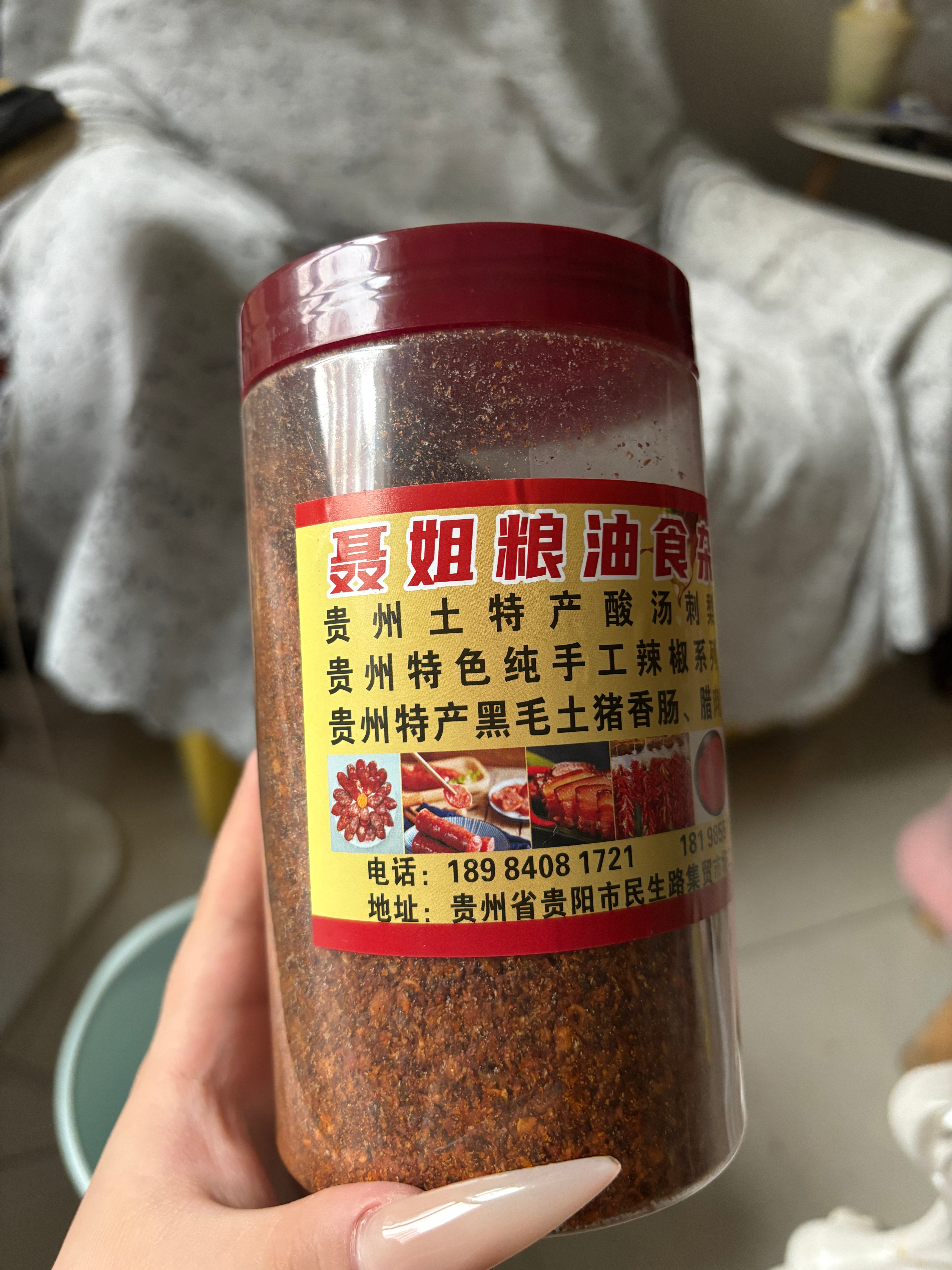 最近小美有点忙，我就经常一个人吃饭，白水煮点菜和肉对付一口，然后沾点贵州辣椒粉吃