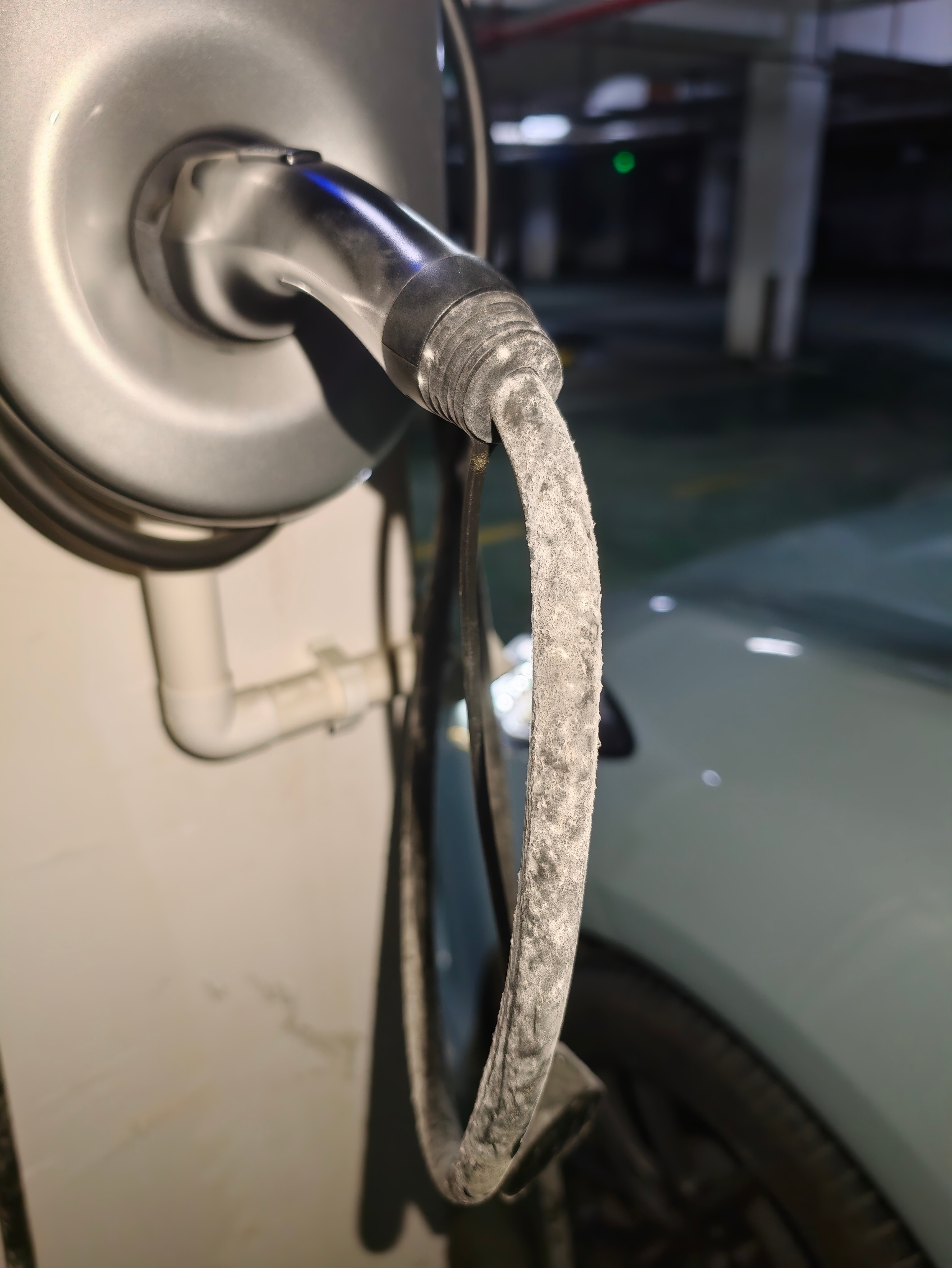 前段时间出差好久没充电，地库又潮，充电桩的线居然长毛了