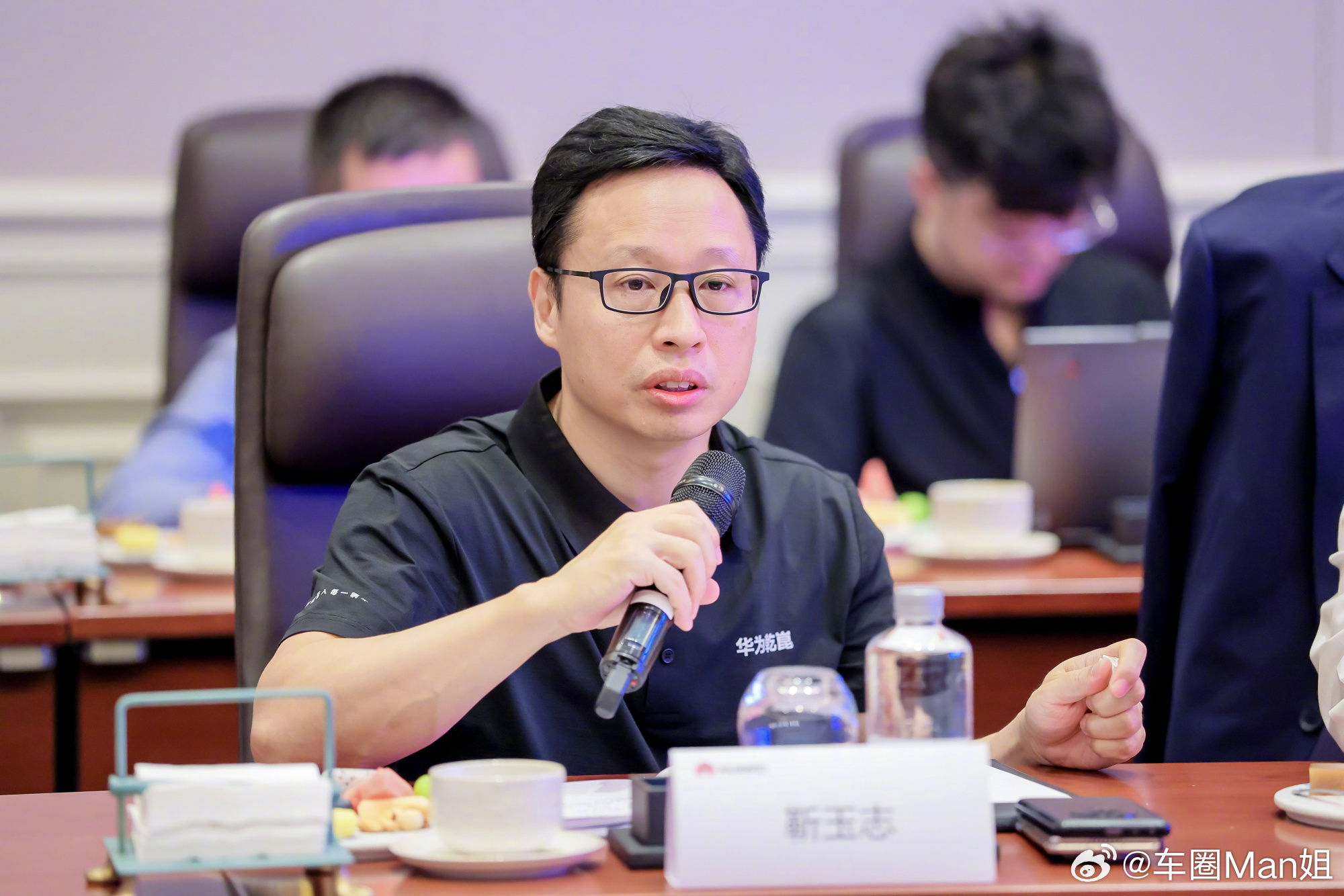 华境S第1万台车松山湖交付上市不到两月交付破万，华境S交出的成绩，是五菱与华为联