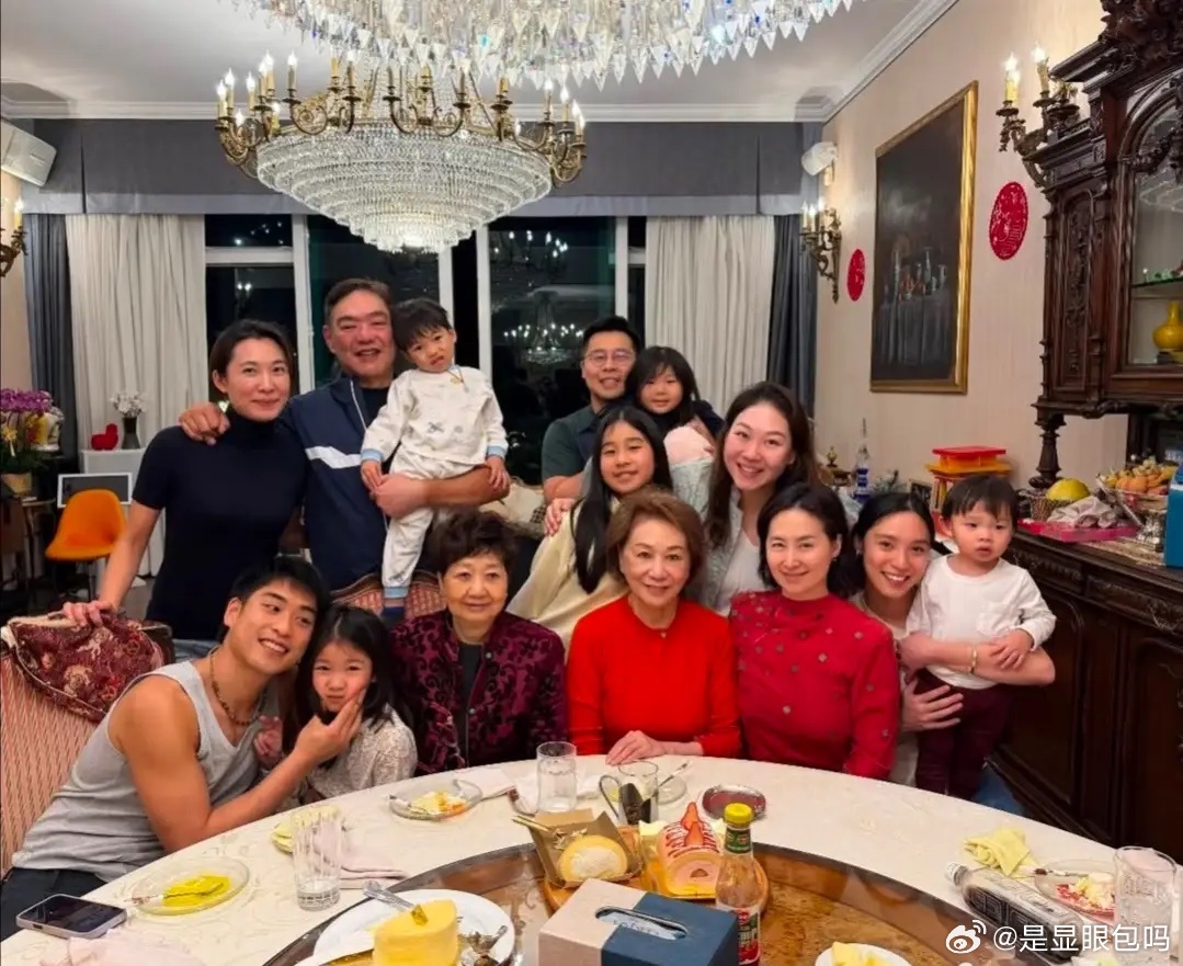 何超琼干女儿庆生，林青霞继女邢嘉倩到场，李嘉颖也在看起来好美！ 