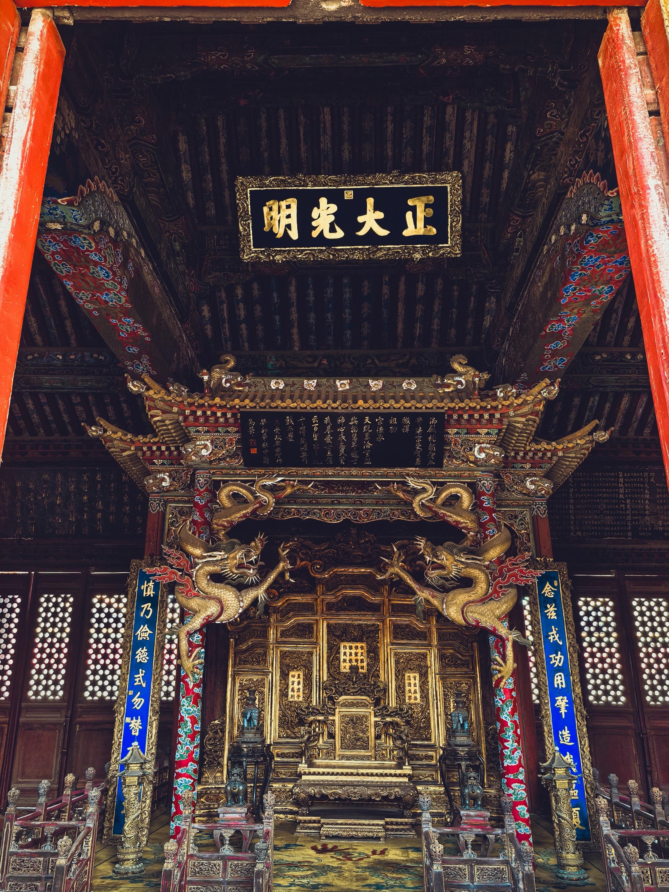 沈阳故宫的崇政殿，俗称“金銮殿”，是皇太极处理政务、接见使臣的核心场所...