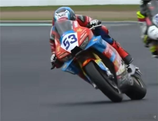张雪机车捷克站再冲领奖台5月15日，WSBK世界超级摩托车锦标赛捷克莫斯特站SS