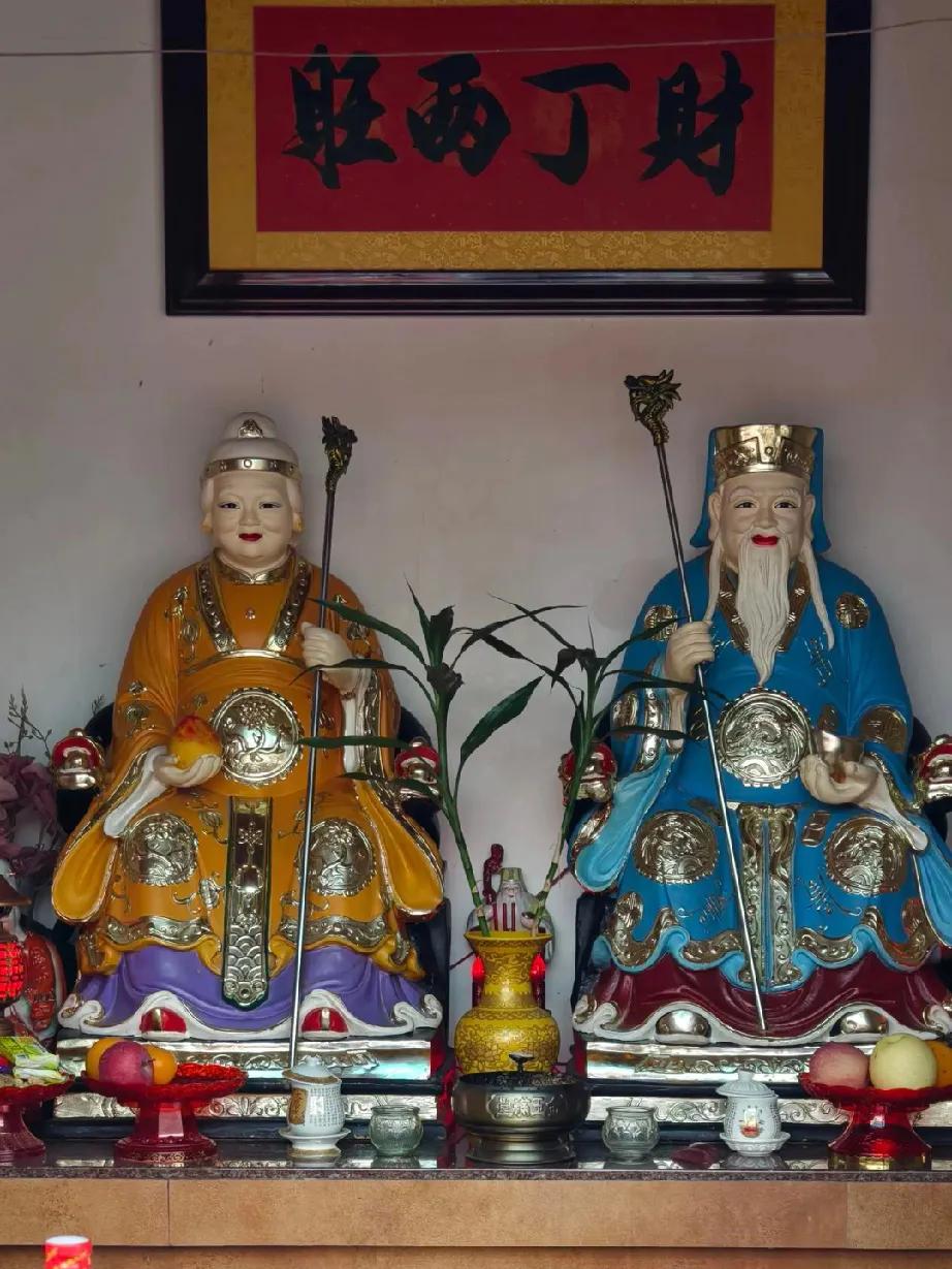 《土地爷》原创
 
厚德安乡护庶民，
一方水土沐慈仁。
庙堂虽小承民愿，
永赐丰