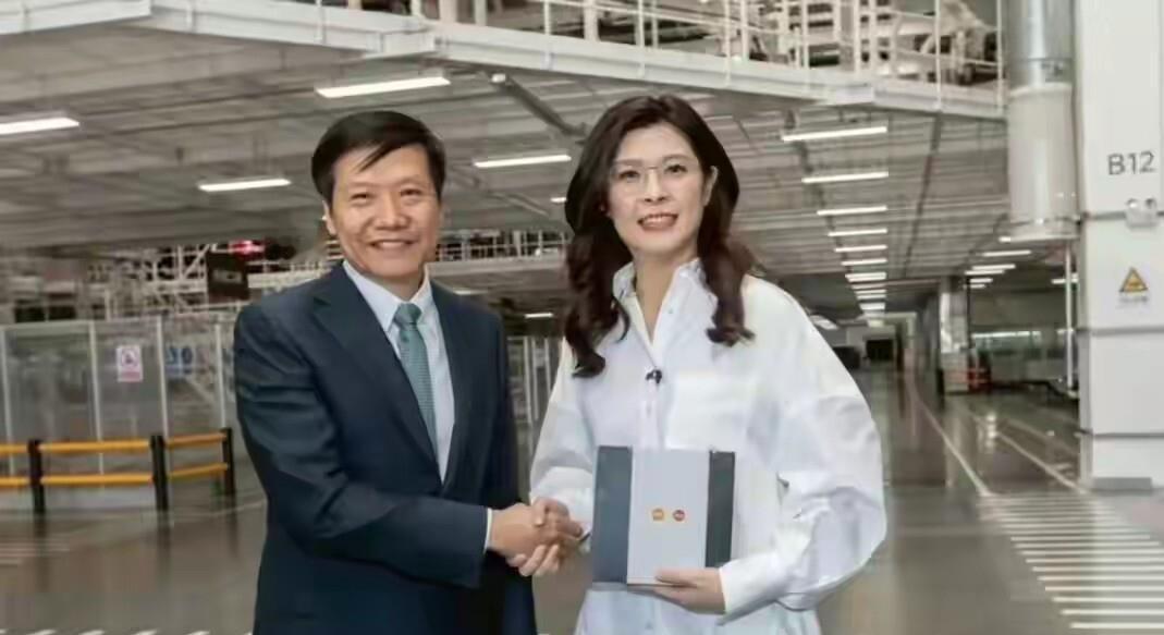 雷军这波直接把人家“家底”炸出来了！

郑丽文闪现小米总部，喜提雷总新机。激动之