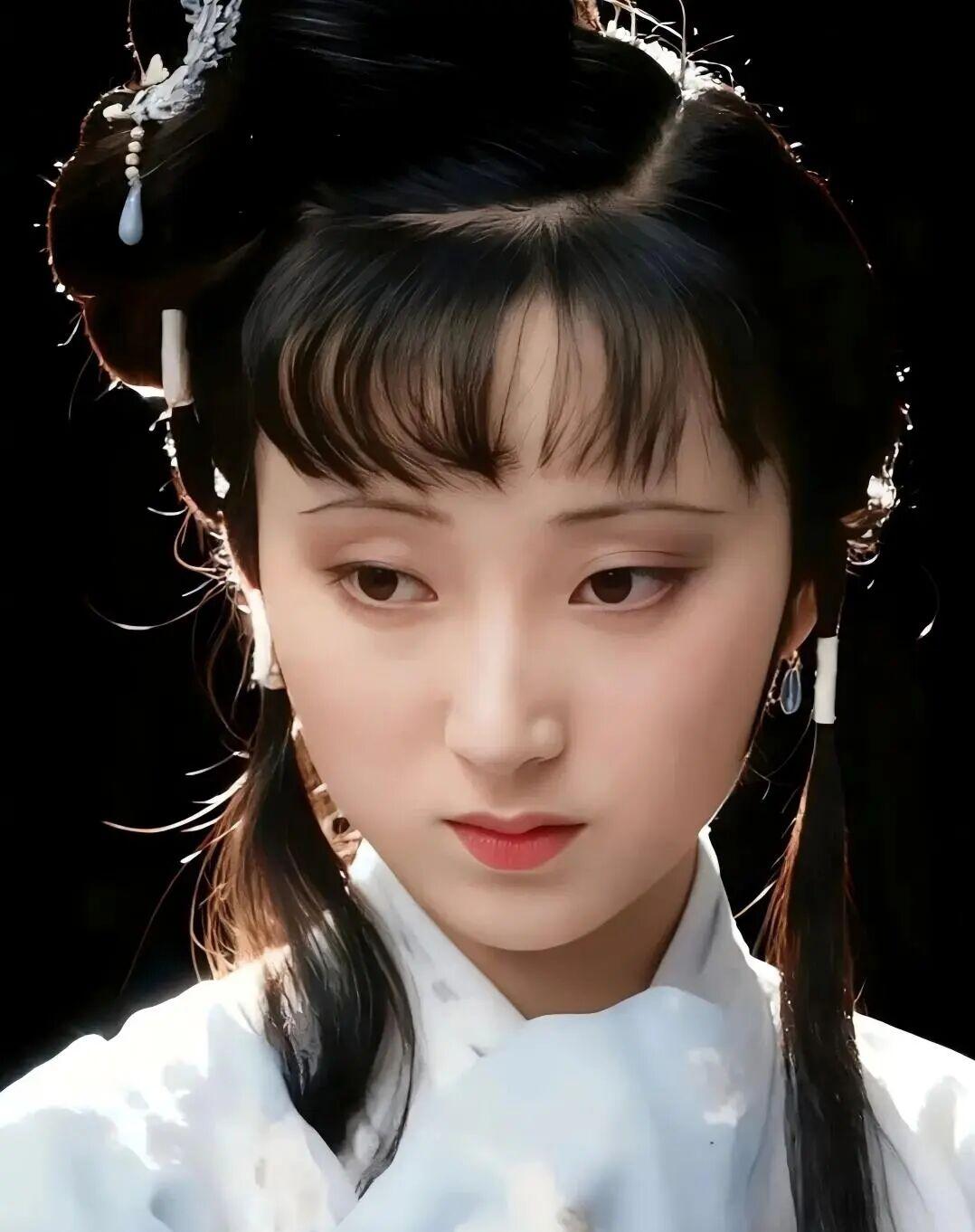 提及《红楼梦》，便会联想到林黛玉这一经典角色。她自带一种病态之美，令人既心生爱慕