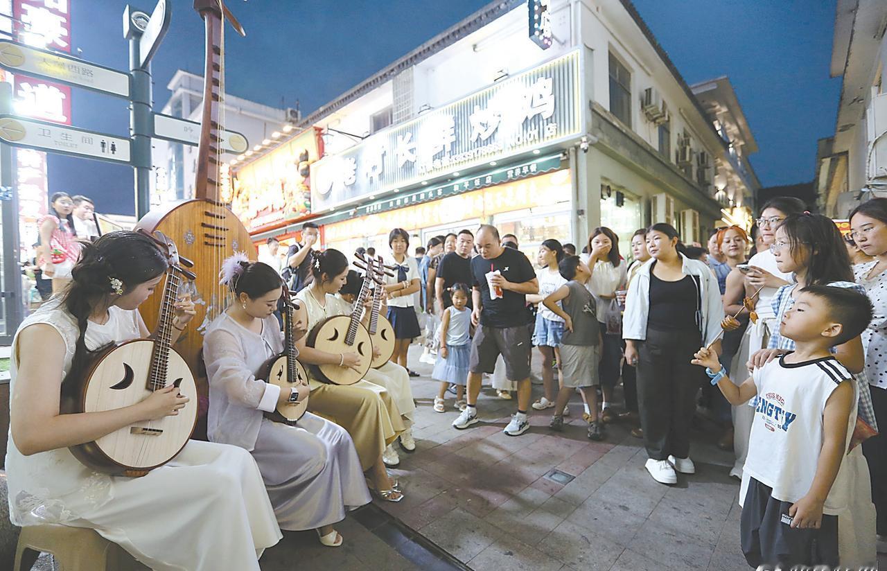 8月15日，修武县文联举办“文艺+民宿”文艺家进街区活动，在云台山镇岸上小镇“5