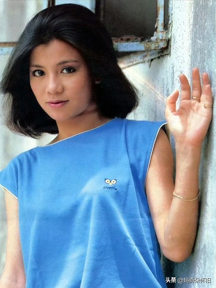 👉永远的翁美玲🎆80年代的少女感，从来都不是刻意装出来的。

一身清爽的蓝白