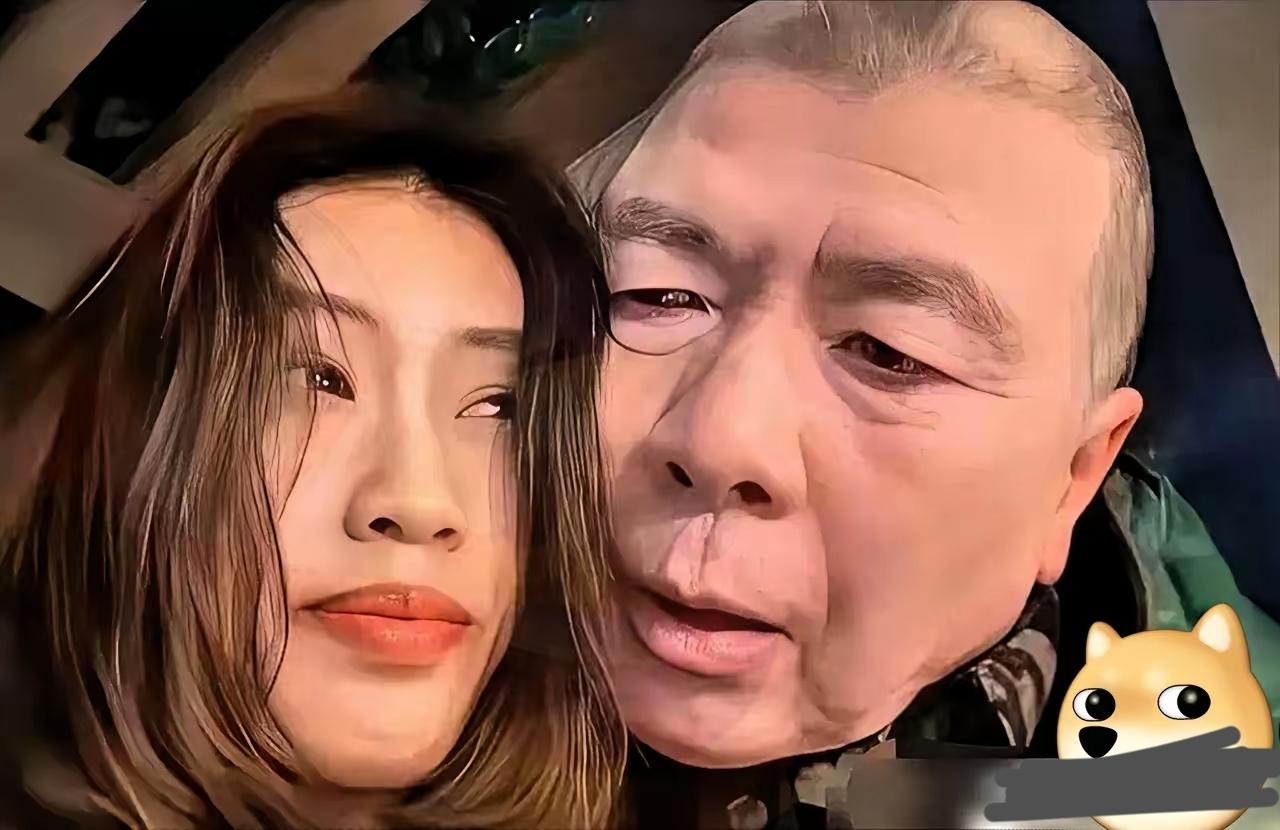 这谁拍的，我就问当时现场还有谁？真不觉得父亲和养女如此亲腻的照片适合被广大流传！