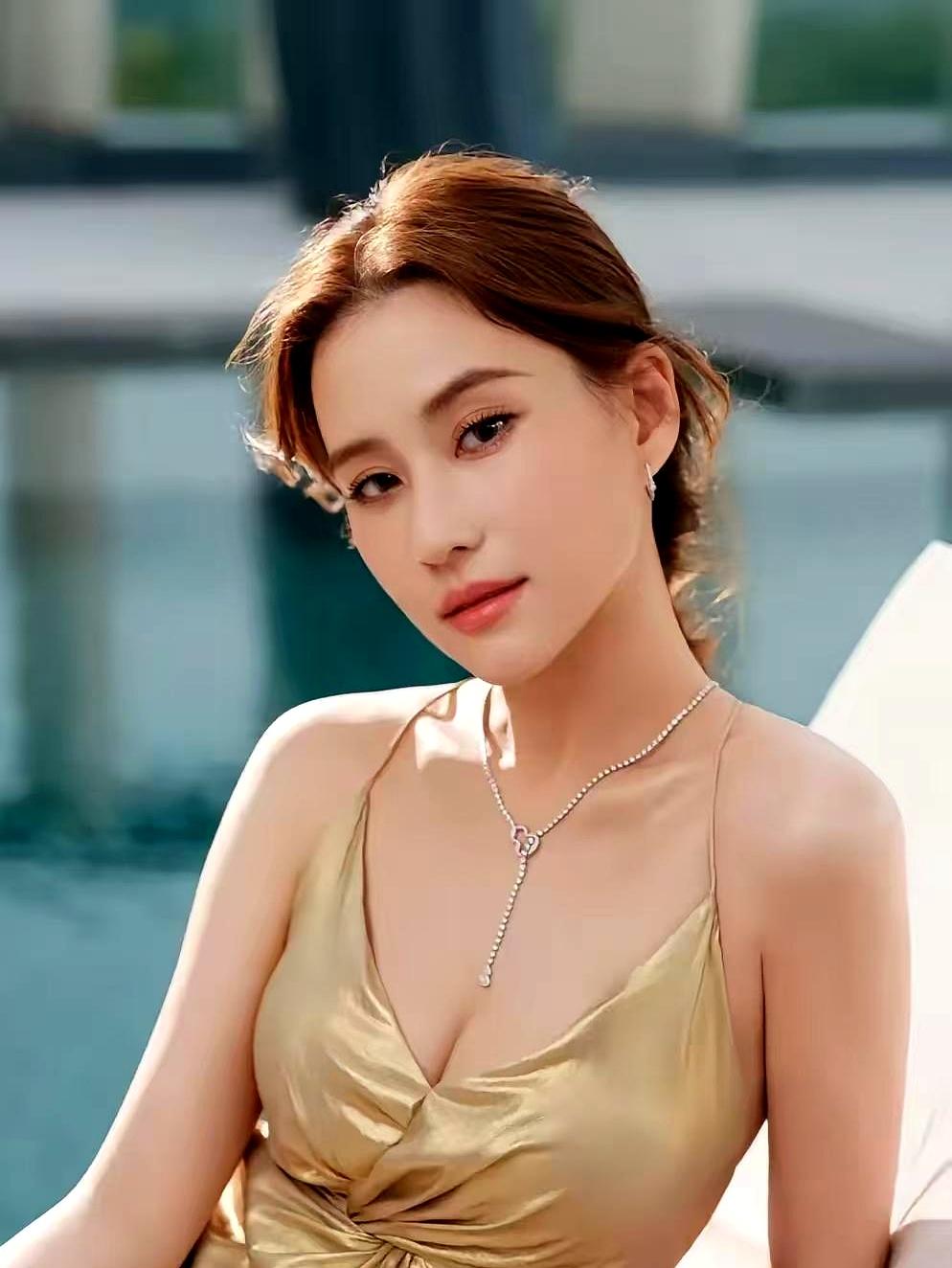 同样是赌王的女儿，何超莲好像一直都没那么“被看见”。
别看外界总说她是最美千金，