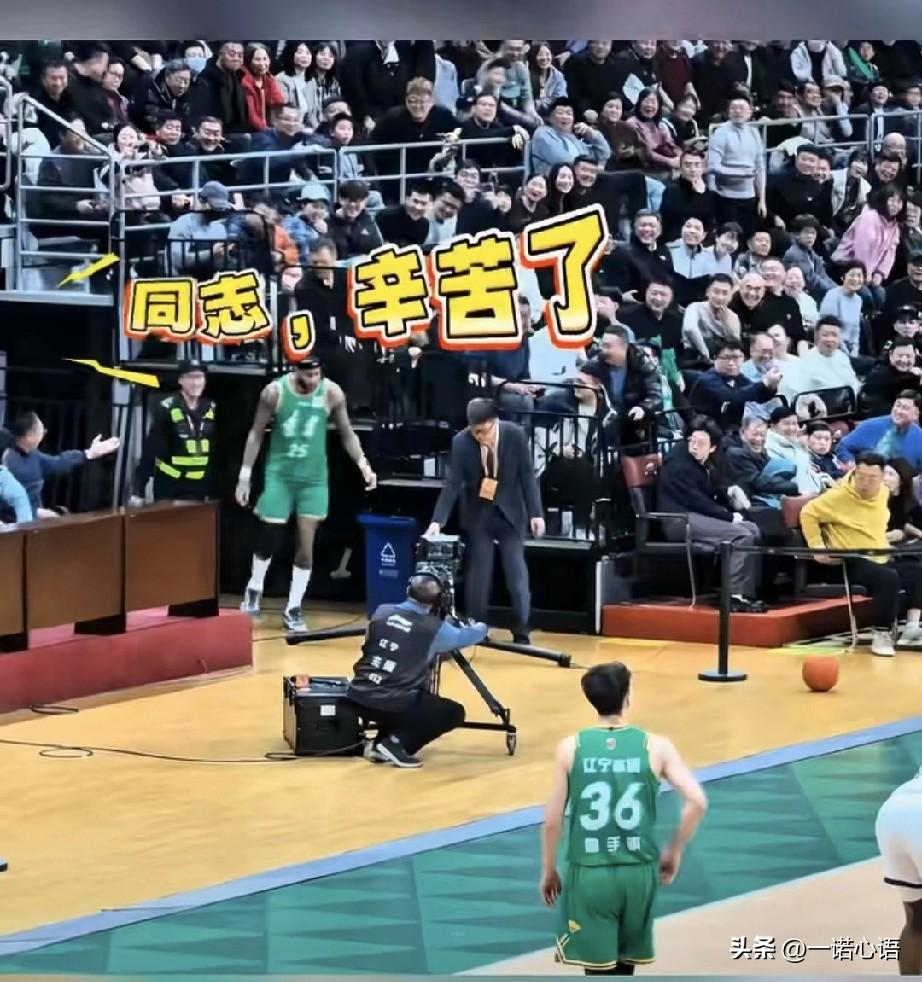 大莫真是单纯，比赛期间随时随地玩心大起，他不管啥情况下都能找到玩点，小把戏就像在