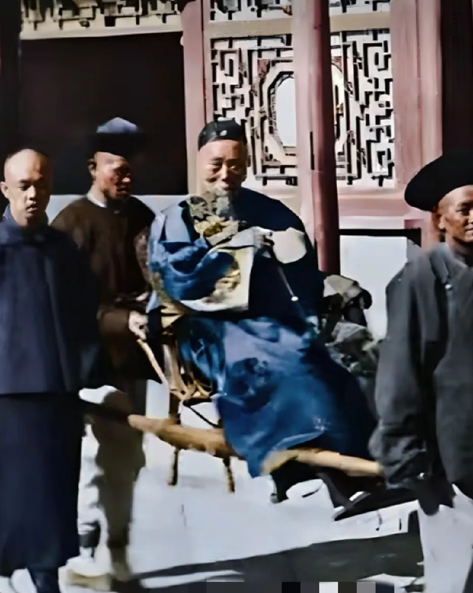 1901年，刚签完《辛丑条约》的李鸿章乘坐小轿出行时的一幕。 