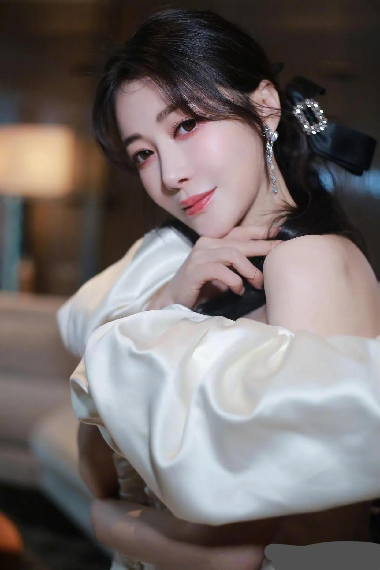 陈紫函穿白色礼服美极了，珠宝闪闪发光，显得特别高贵。