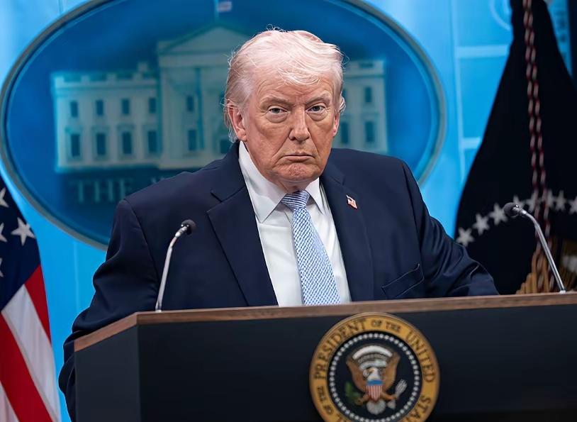 特朗普的脑回路是外星球型的吧！他与北约秘书长吕特会晤后，在社交媒体发文称：北约在