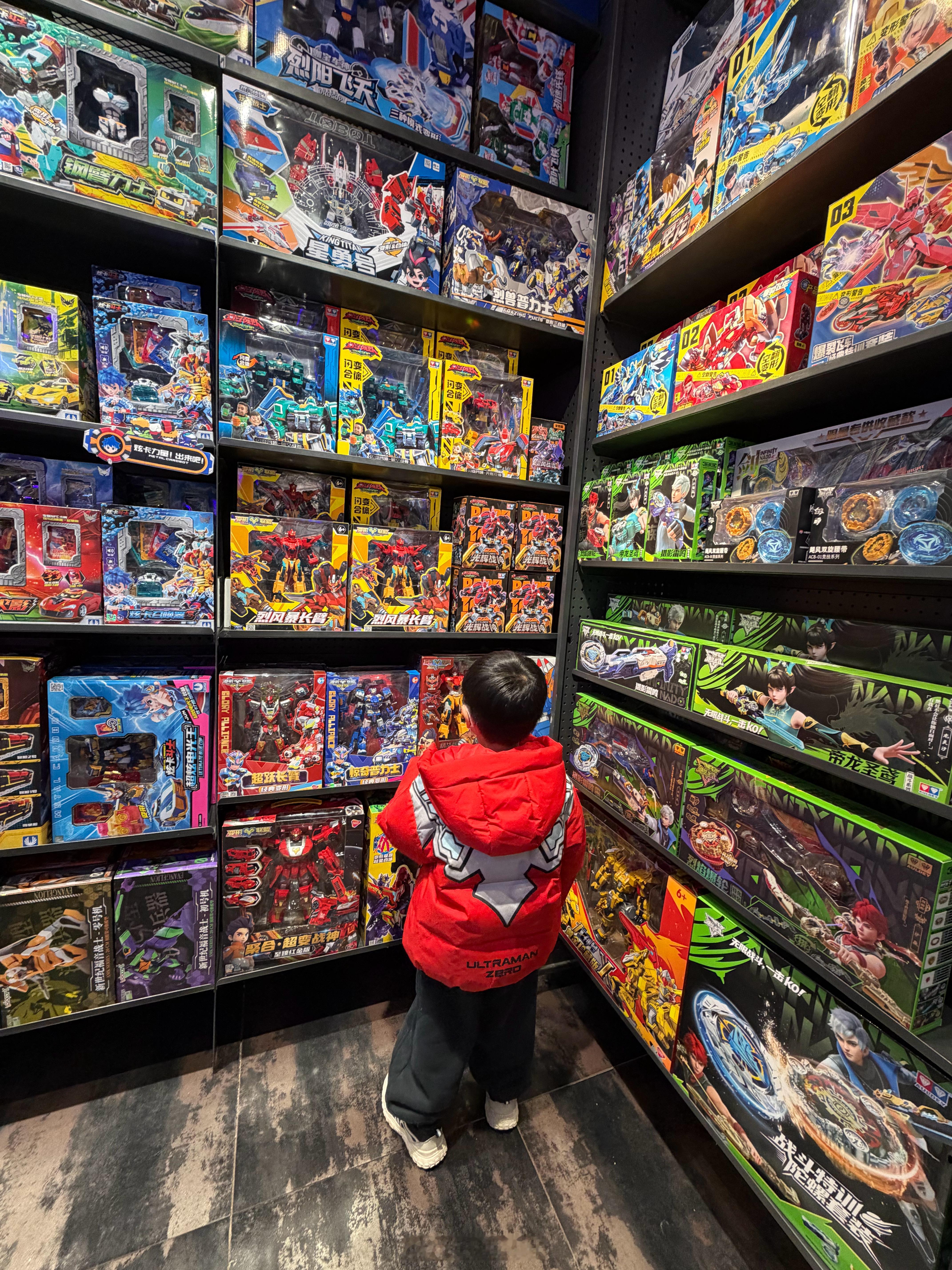 现在小孩真幸福，碰到玩具走不动路了，拼多多一搜真是便宜！ 