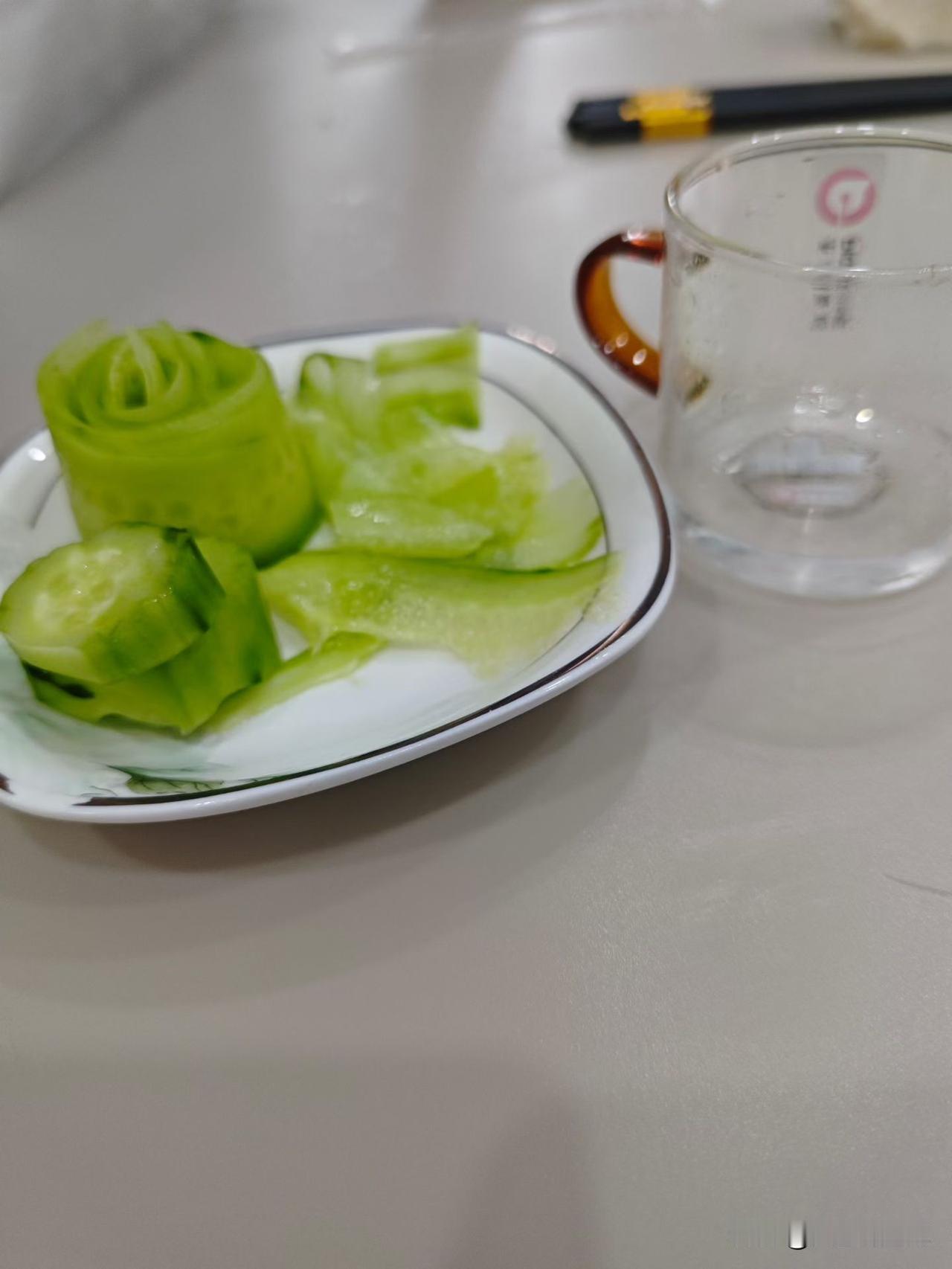 混到今天这个地步也是无语了。
这就是酒肴吗？
是的。
几片黄瓜，
几片青菜，
这