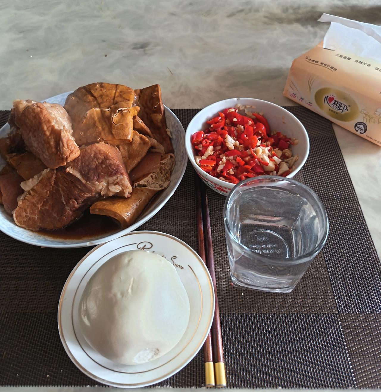 一个人单身了10多年，的确也挺好的，有合适的就找，没有合适就这样单着。

想吃什