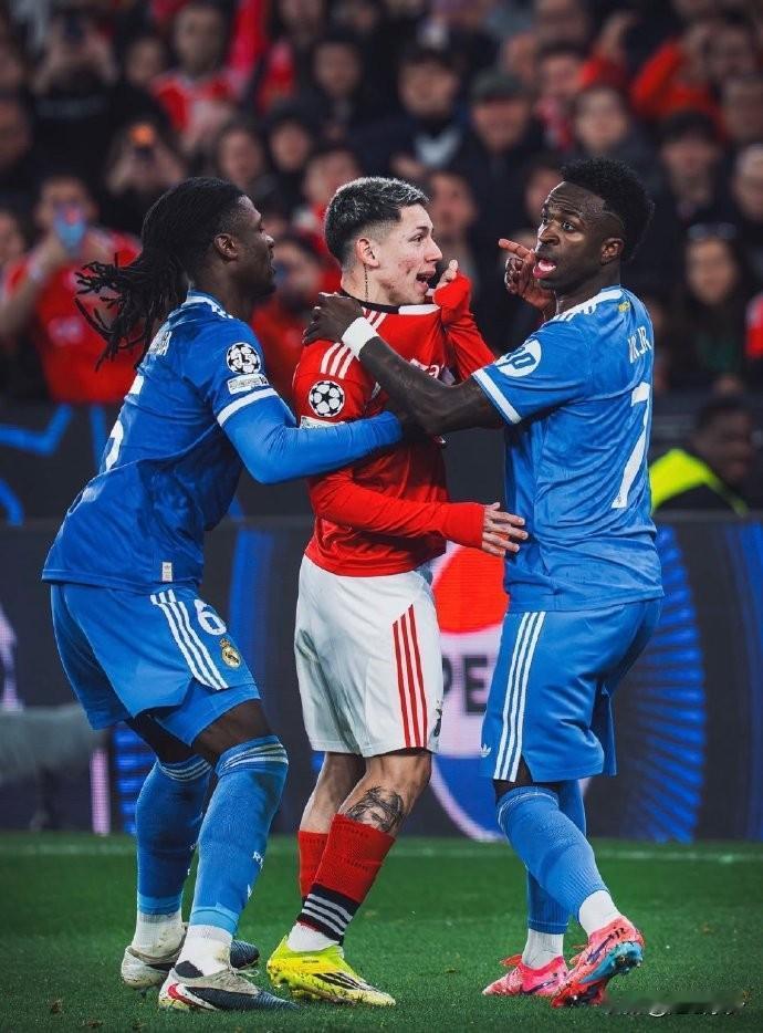 足坛双标露底！普雷斯蒂安尼道歉，赫伊森实锤却全队装死
 
没实锤的忙着道歉，实锤