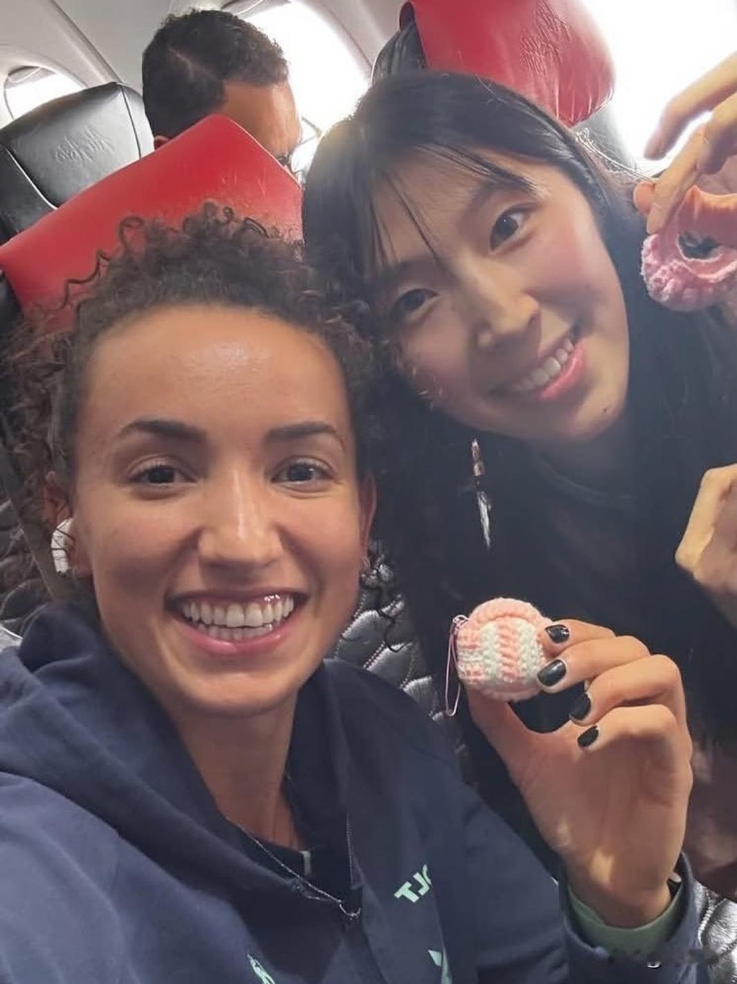 登机廊桥的晨光中，中国女排与巴西女排两队球员并肩而行，丝毫不见赛场剑拔弩张的气息