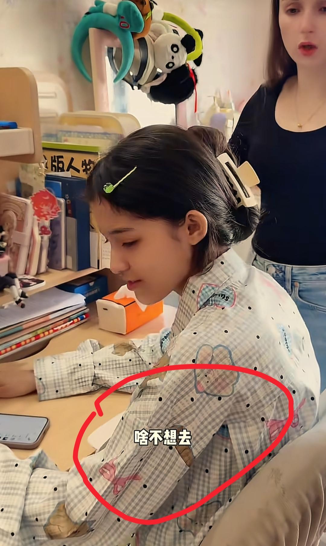 现在全网最烦恼、最糟心、最后悔的男人就是杜宵了吧！
不是因为跨国重组家庭的一地鸡