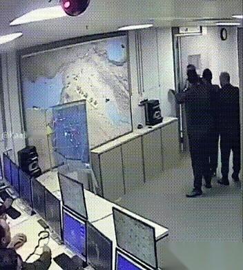 门一开，人就没了。
整个指挥部，从总司令到总参谋长，一锅端。
监控画面里，就那么