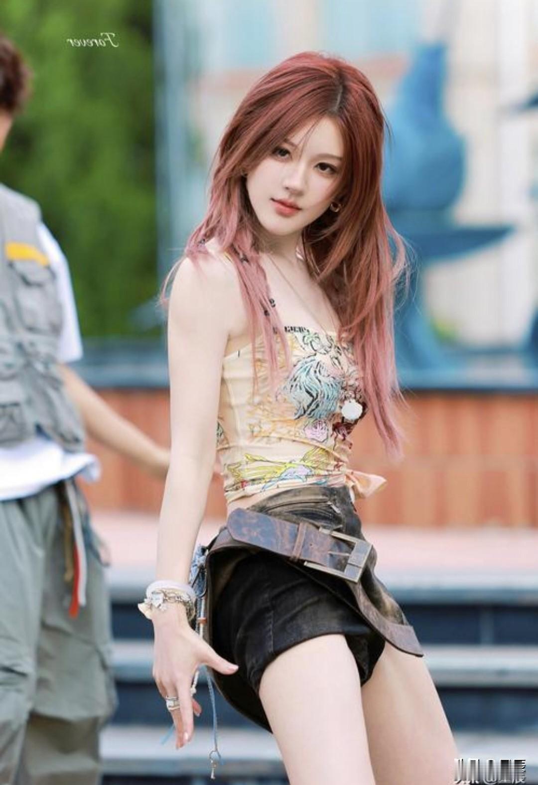 赵露思的元气少女穿搭，简直是宝藏！
像她穿的卡其色长袖针织毛衣配白色阔腿长裤，宽