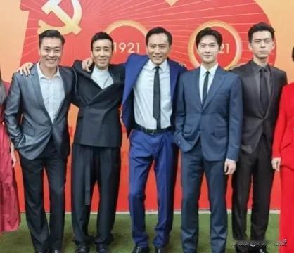 微微一笑很倾城，说的不就是这群男人中的杨洋吗？
不信的话，可以好好来欣赏一下。
