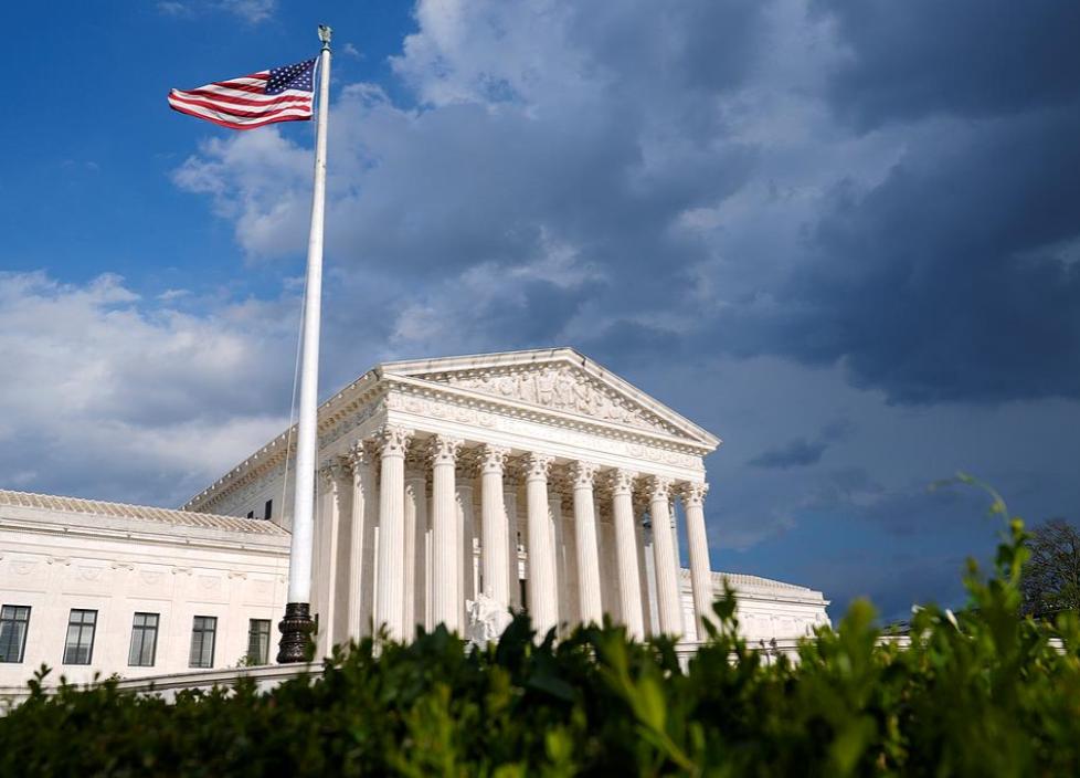 宣布对华关税不到 24 小时，特朗普被最高法院打肿脸：或赔偿数万亿

特朗普这波