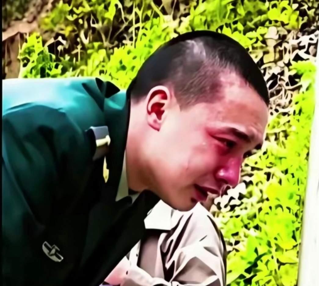 毛东东在毛岸英烈士铜像前落下眼泪，还在铜像前祭酒、敬奉家乡月饼，这画面看得人泪流