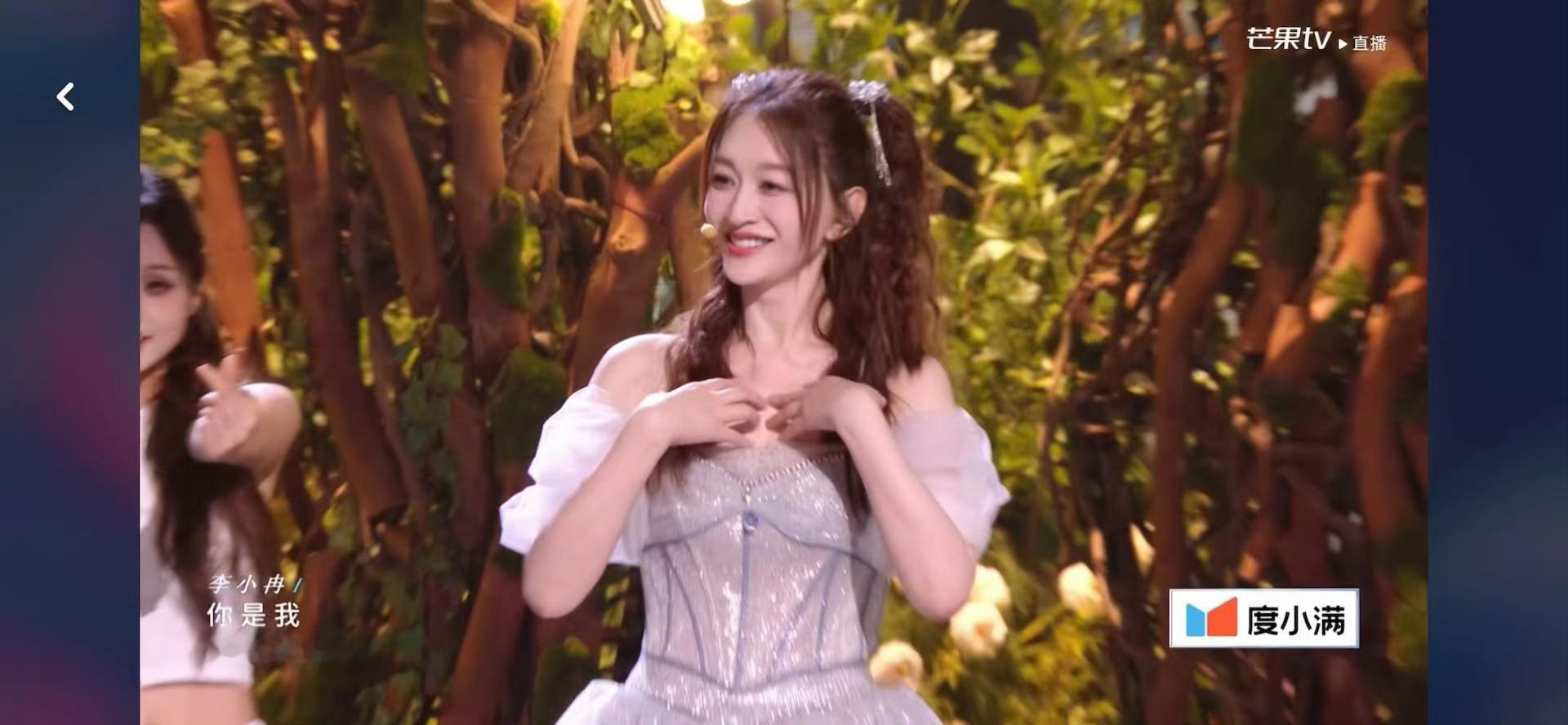 李小冉一开口我就笑了实话实说舞台有点左右脑互搏，唱功不算惊艳，但颜值真的没得挑！