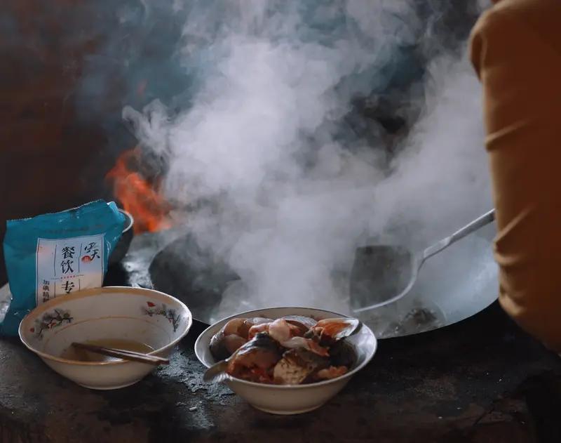 西风一夜送清凉，
游子无由思故乡。
多少儿时三秋梦，
依稀留在老树旁。

“西风