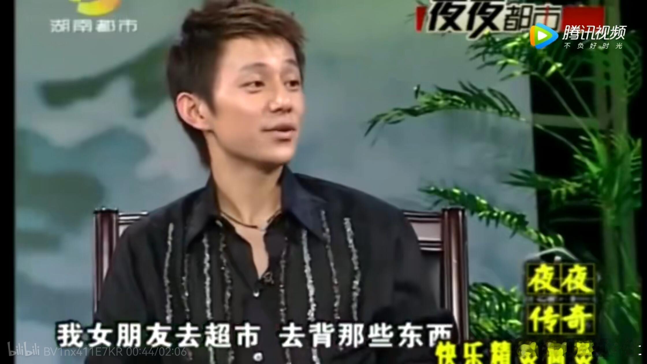 原来何老师是有过女朋友的，他们一起养了一只雪纳瑞，李湘还曾期待喝他们的喜酒 