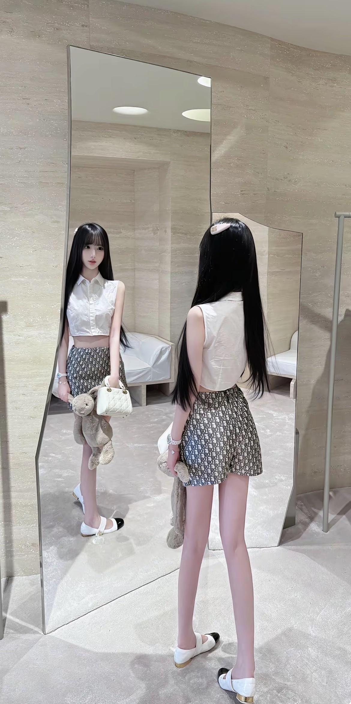 甜美少女风穿搭，白色衬衫+印花短裙，搭配毛绒兔包，可爱满分！💕👗👠