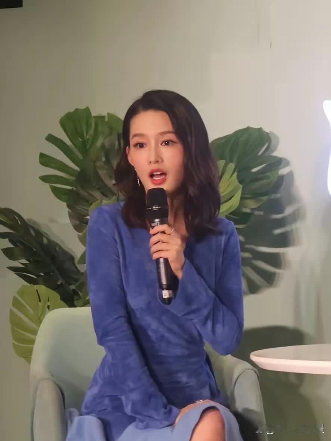 李沁的坐姿十分特别，双腿可以反向并拢，这样的肢体柔韧性很少有人能够做到。 