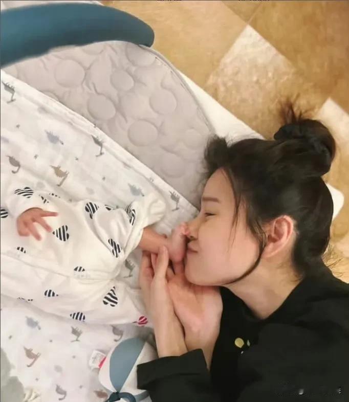 黄翠如高龄产子首晒照，夫妻俩对于儿子的到来都满心欢喜！黄翠如曾怀孕过但是流产了，