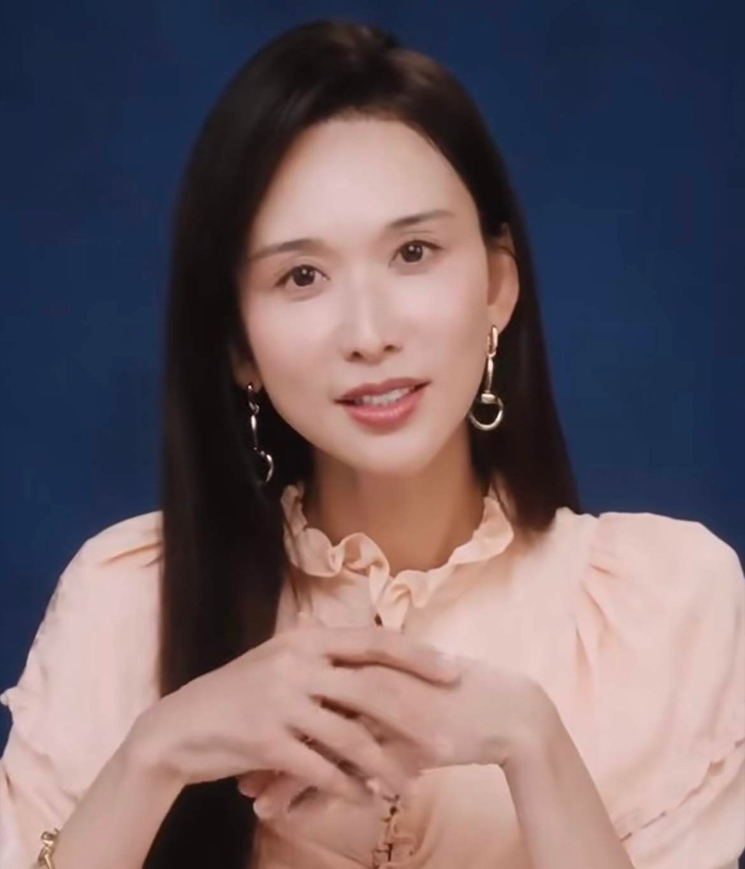 林志玲怎么变成这样了？啊？不说的话，完全看不出来是她 ​​​