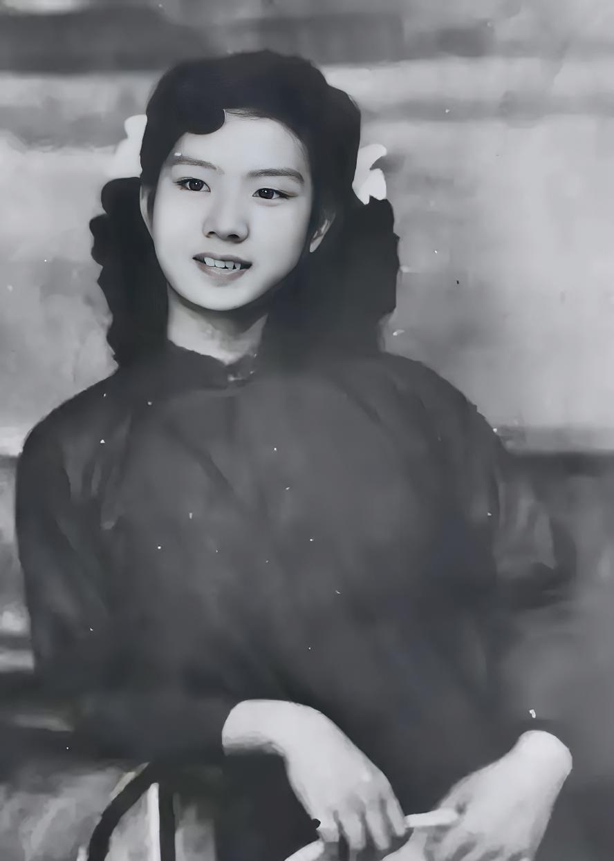1949年，特务头子毛森，抓捕了一个交际花小姐，审讯时，毛森用刀划开她的衣服，轻