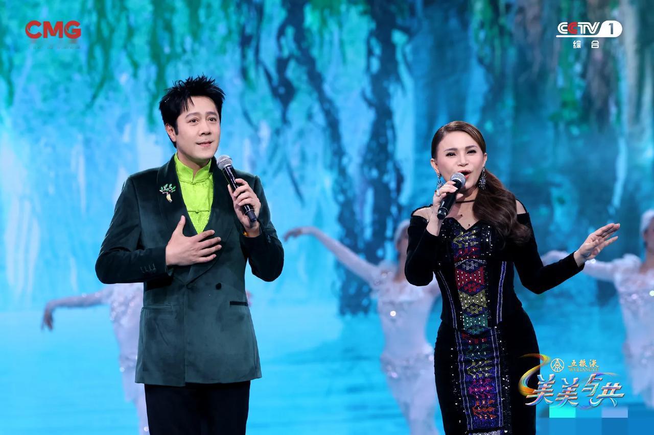 如果说杨钰莹是不老女神，那么蔡国庆就是不老男神。近日，蔡国庆献唱央视舞台，一袭绿