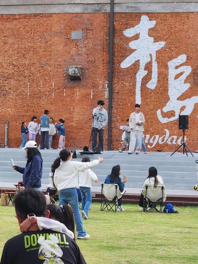 周末的四方机厂公园里，充满了一片欢乐景象。请来了歌手演唱，吸引了许多群众游玩观光