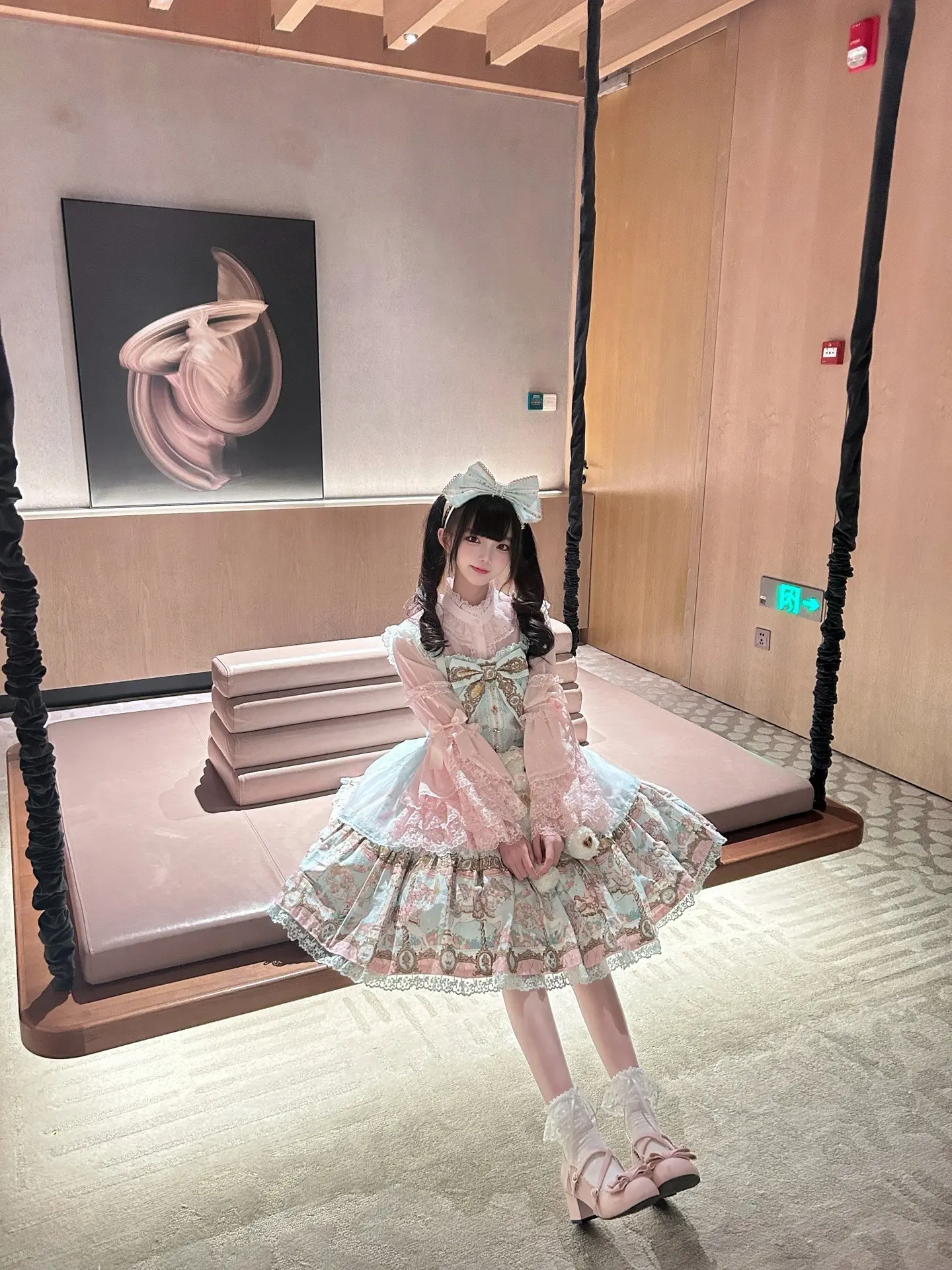 正统的lo娘是不会把脚放在桌上的， 因为公主要永远优雅，美丽，有涵养。