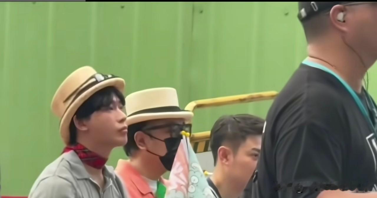 我老公气鼓鼓地说，

以后蔡康永的节目别放了。

我问为啥，他说一个人不能一边在
