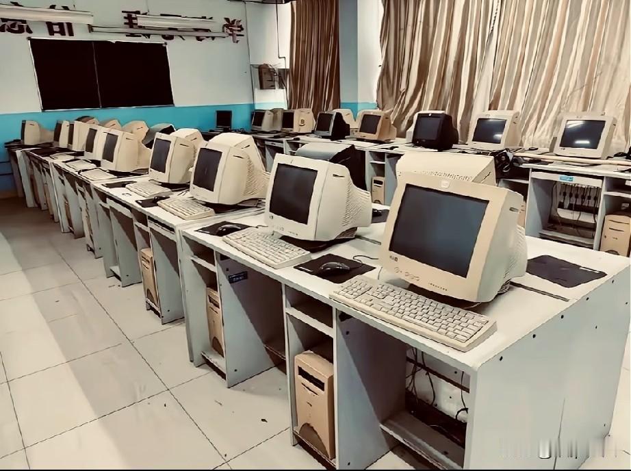 90年代末2000年初的微机房，那可真是一代人的集体记忆。上微机课之前，全班在门