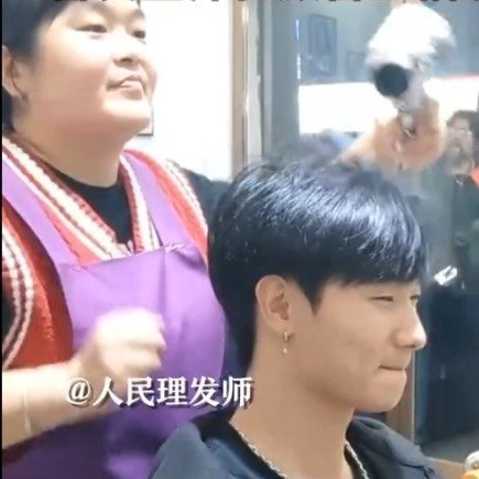 男子从晓华理发店出来全场尖叫看了很多剪完前后的对比，最大的感受是“精神”！就剪完