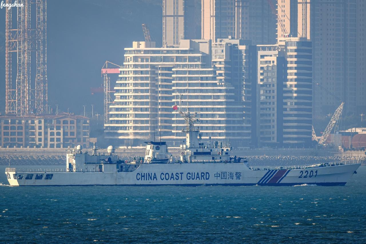 海警2201舰用新型双25炮换掉了原先的76A式双37副炮，难怪上个月炮没了（图